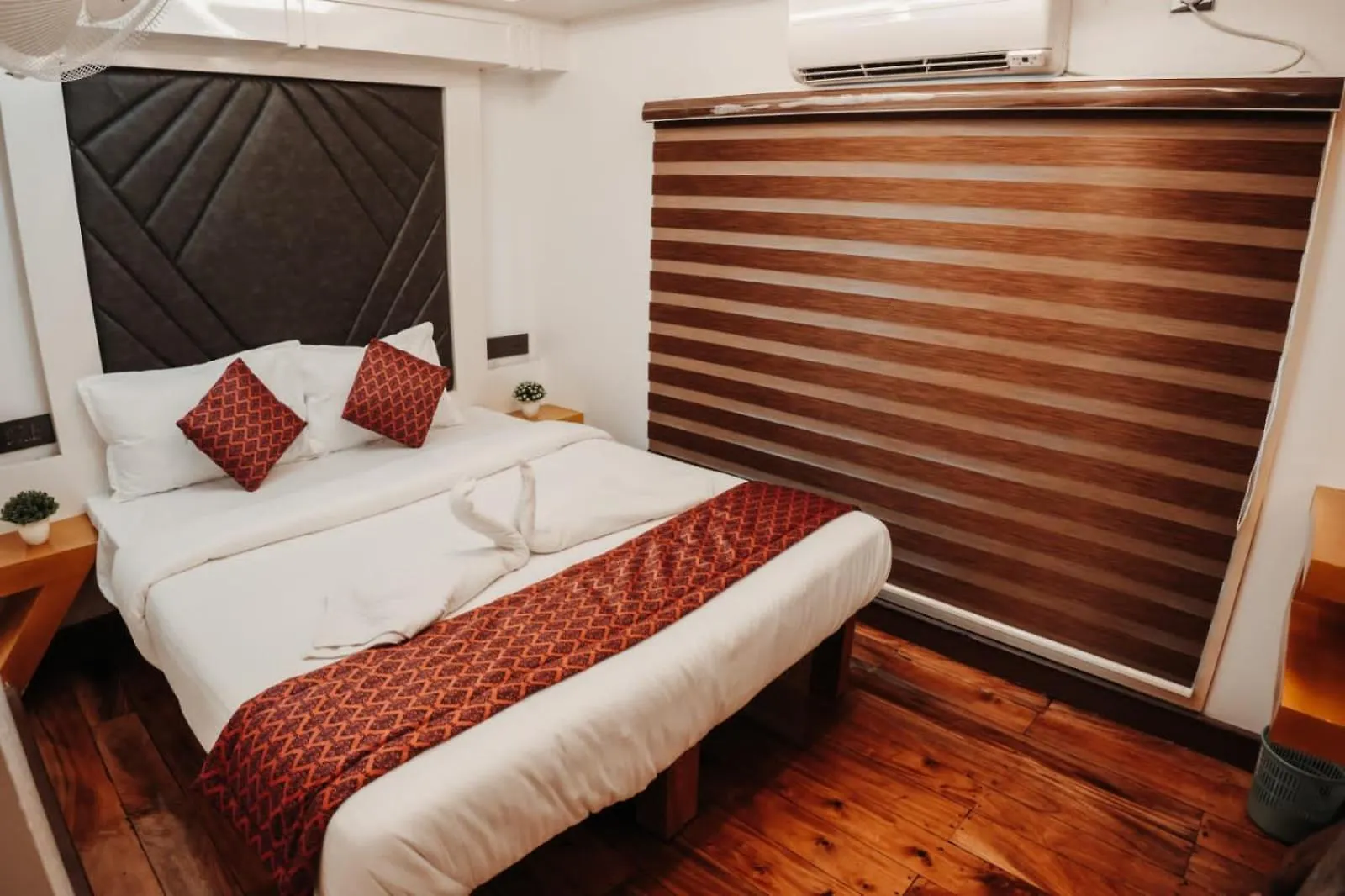 *** Úszó hotel Royal Houseboats Hotel Alappuzha India