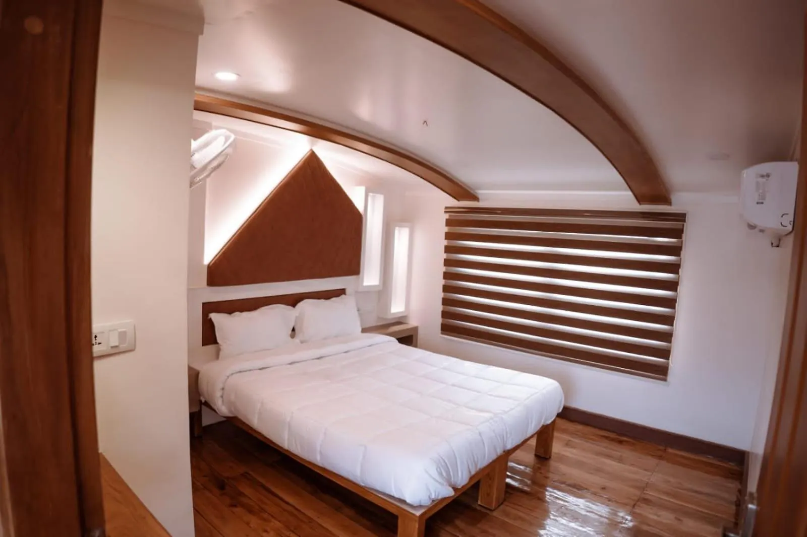 Royal Houseboats Hotel Alappuzha